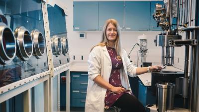 Dr Rebecca Boston working in the laboratory.